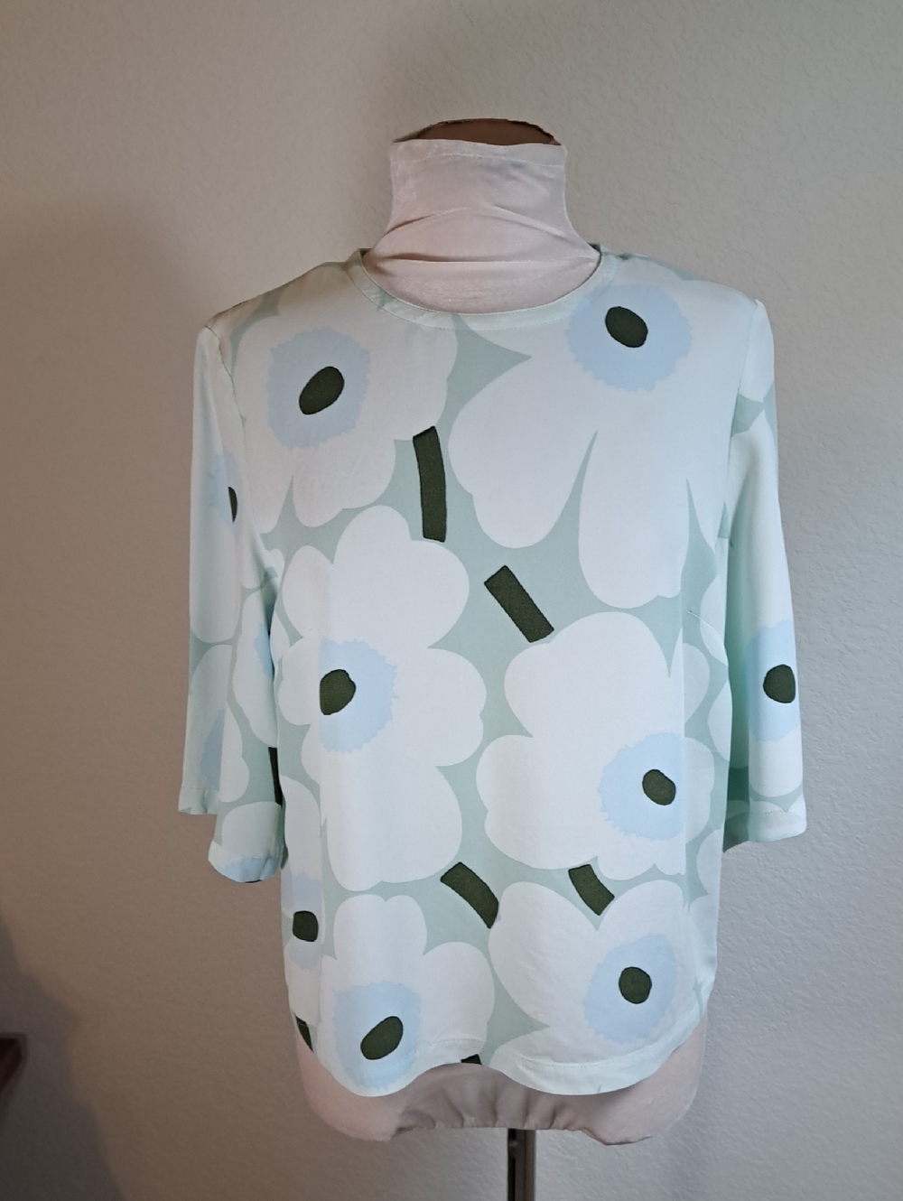 Marimekko Women’s Top Unikko Poppy Light Green Floral Blouse Short Sleeve Size 8